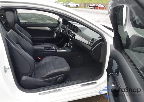 2013 Mercedes-Benz C 250 z USA, uszkodzony, nr VIN WDDGJ4HB4DF968846